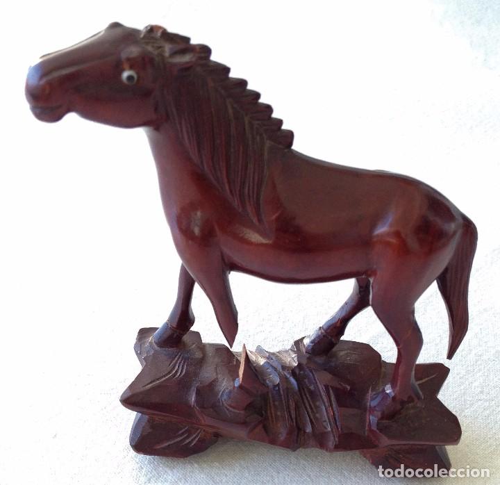 Antig&uuml;edades: Figurita de caballo de madera de &eacute;bano con base - Foto 1