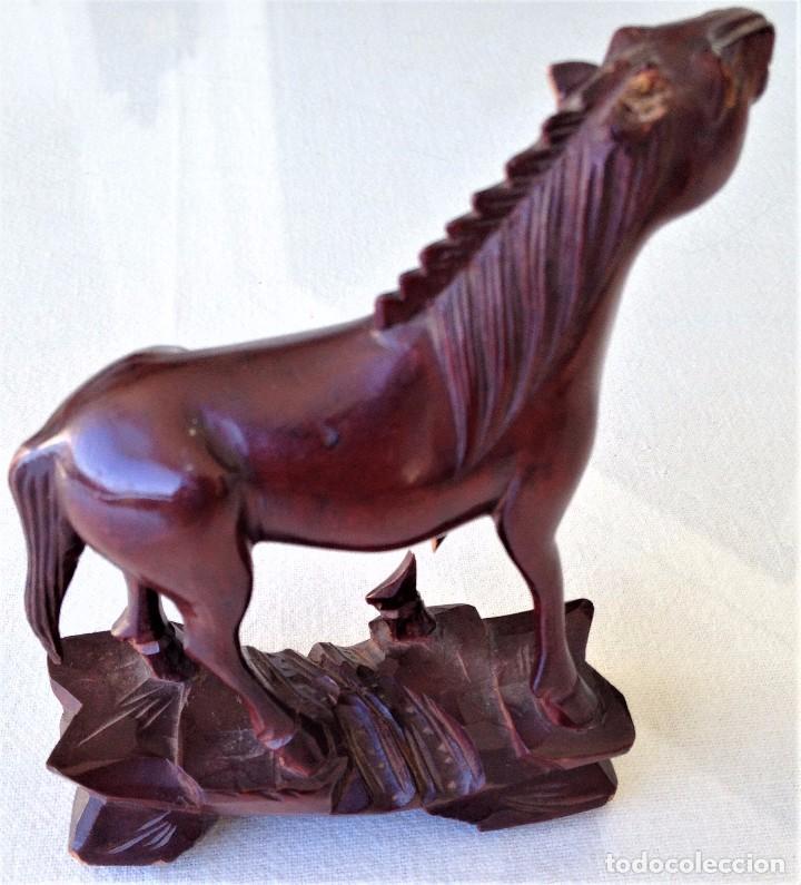 Antig&uuml;edades: Figurita de caballo de madera de &eacute;bano con base - Foto 2