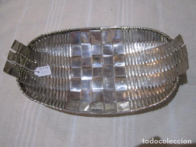 Antiquit&eacute;s: Cesta de l&aacute;minas met&aacute;licas. 25 x 16,5 cms.