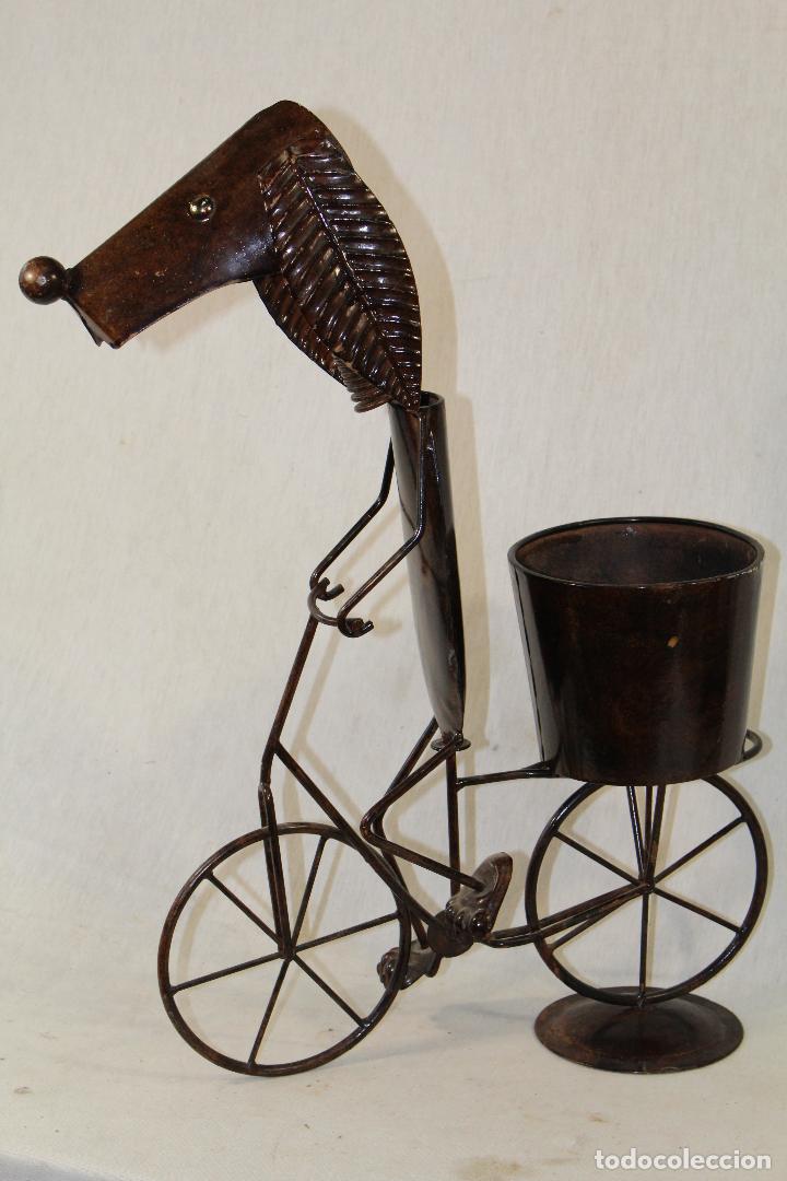 Antig&uuml;edades: macetero perro bicicleta en hierro - Foto 1