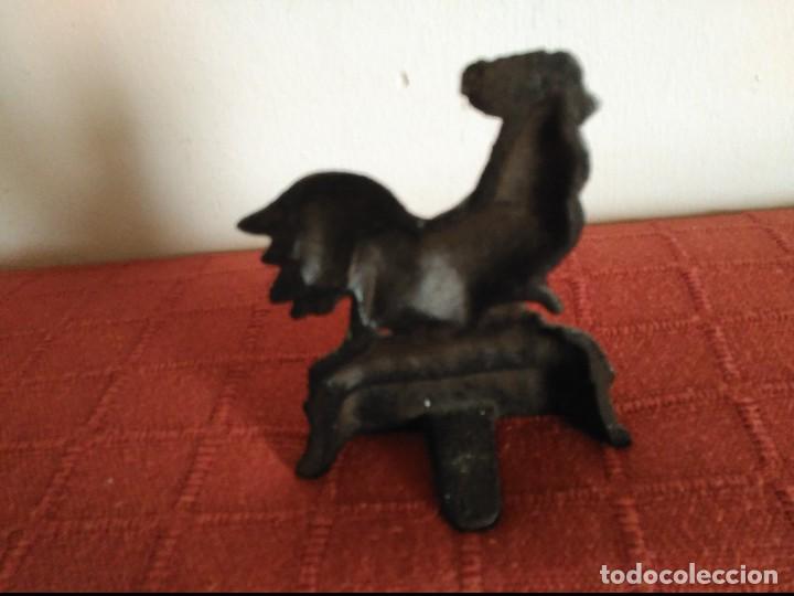 Antig&uuml;edades: sujeta puerta hierro gallo - Foto 2