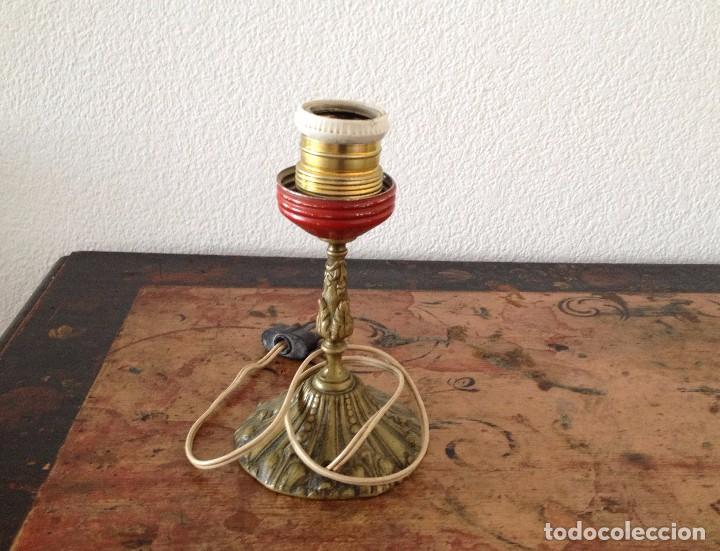 Antig&uuml;edades: Pie de l&aacute;mpara de mesa en bronce labrado - Foto 1