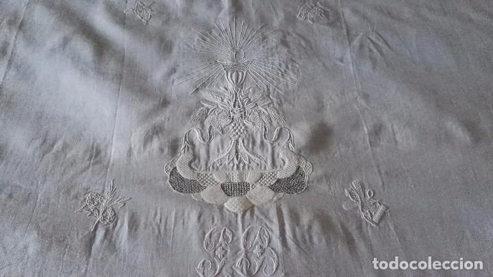 Antigüedades: Mantel frontal paño para altar con bellos bordados en relieve. Encaje y enrejado espectacular 250x75 - Foto 4 - 90379636