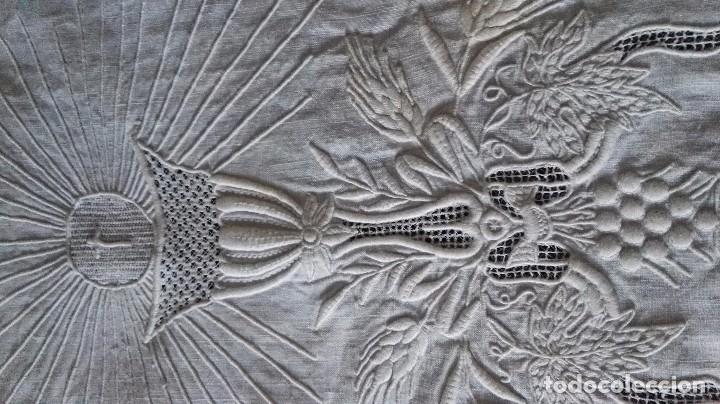 Antigüedades: Mantel frontal paño para altar con bellos bordados en relieve. Encaje y enrejado espectacular 250x75 - Foto 6 - 90379636