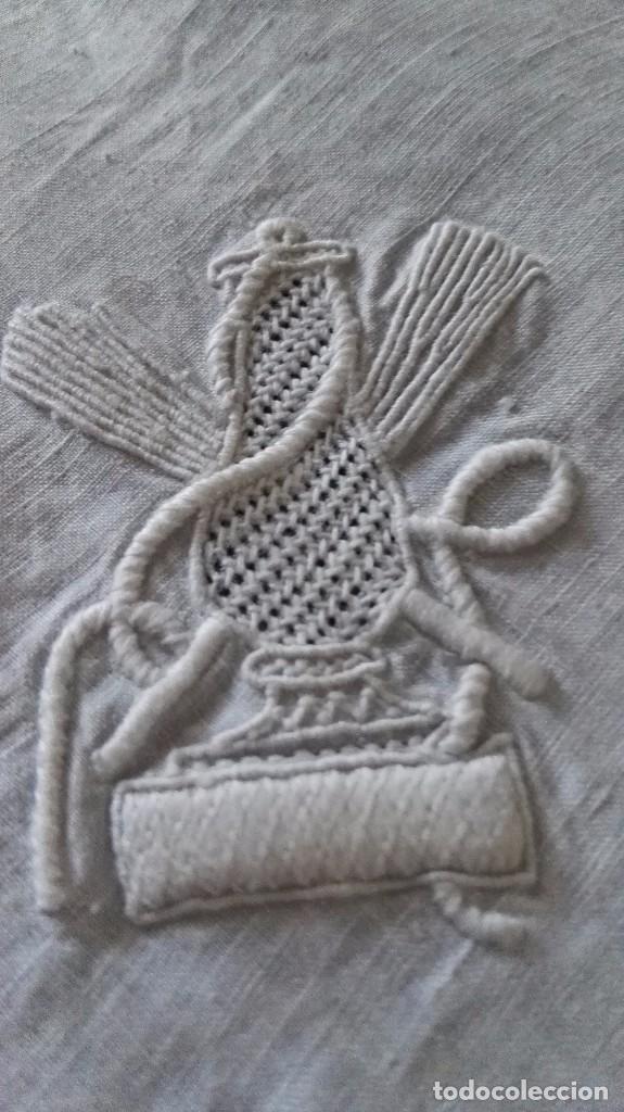Antigüedades: Mantel frontal paño para altar con bellos bordados en relieve. Encaje y enrejado espectacular 250x75 - Foto 10 - 90379636