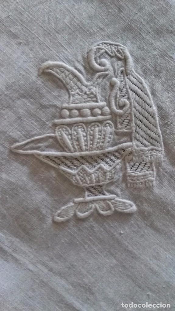 Antigüedades: Mantel frontal paño para altar con bellos bordados en relieve. Encaje y enrejado espectacular 250x75 - Foto 13 - 90379636