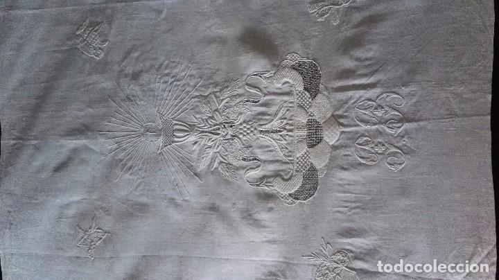 Antigüedades: Mantel frontal paño para altar con bellos bordados en relieve. Encaje y enrejado espectacular 250x75 - Foto 14 - 90379636