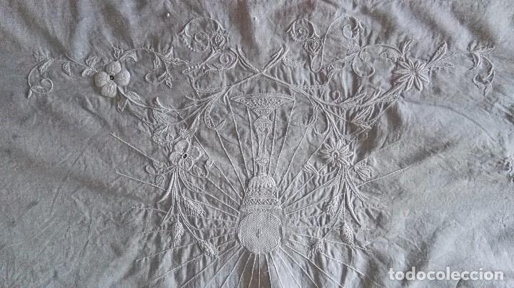 Antigüedades: Mantel frontal paño para altar con bellos bordados en relieve. Encaje y enrejado espectacular 250x75 - Foto 26 - 90379636
