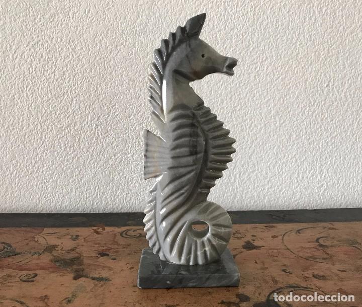Antig&uuml;edades: Caballito de mar de m&aacute;rmol mejicano con base - Foto 1