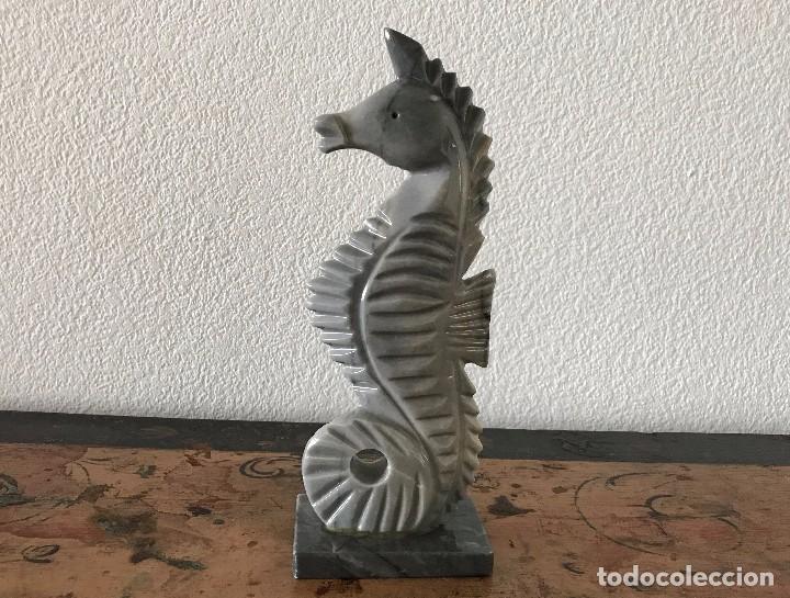 Antig&uuml;edades: Caballito de mar de m&aacute;rmol mejicano con base - Foto 2