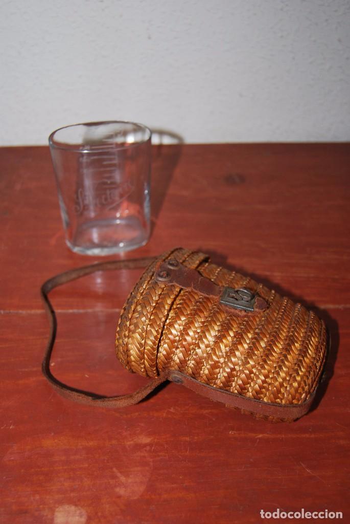 Antiques: ANTIGUO VASO DEL BALNEARIO SAINT NECTAIRE, FRANCIA - FUNDA DE MIMBRE - PP.S.XX