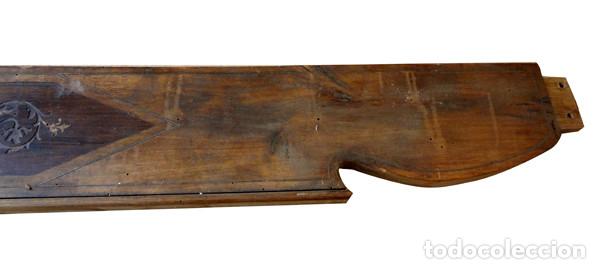 Antig&uuml;edades: Estructura de cama de madera con talla del s. XIX - Foto 3