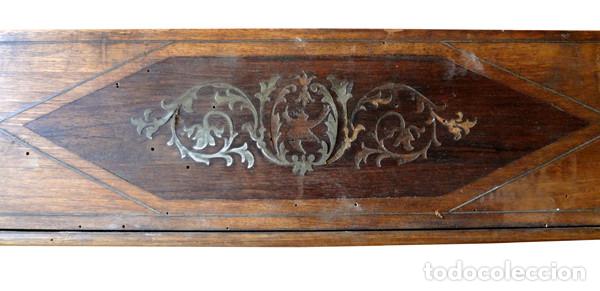 Antig&uuml;edades: Estructura de cama de madera con talla del s. XIX - Foto 4