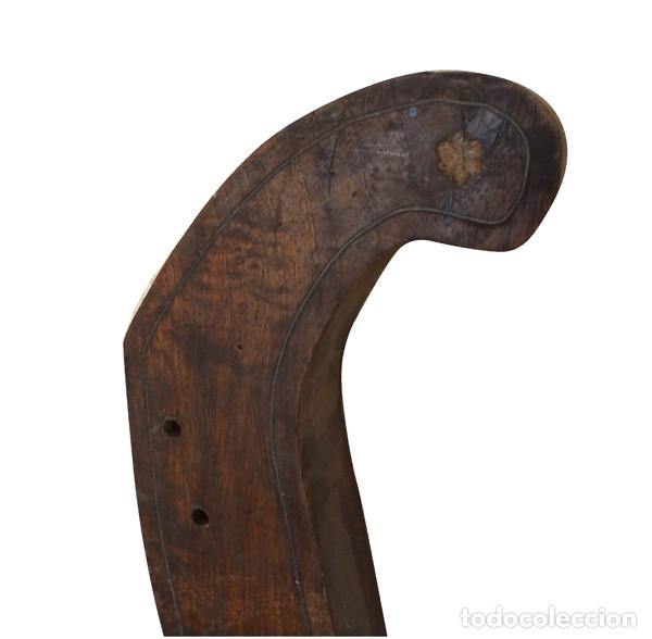 Antig&uuml;edades: Estructura de cama de madera con talla del s. XIX - Foto 9