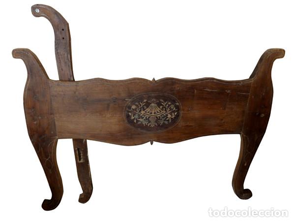 Antig&uuml;edades: Estructura de cama de madera con talla del s. XIX - Foto 10