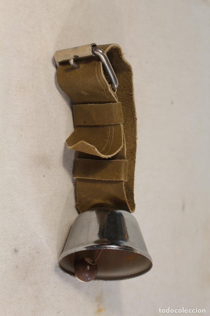 Antig&uuml;edades: campana cencerro en metal con cintur&oacute;n - Foto 2