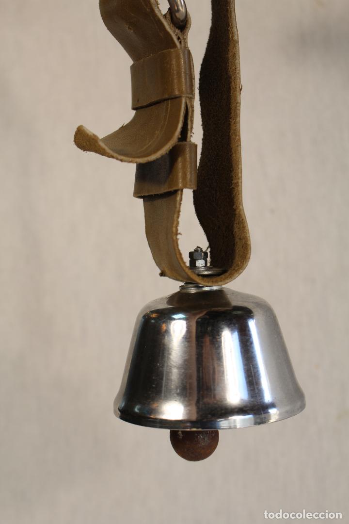 Antig&uuml;edades: campana cencerro en metal con cintur&oacute;n - Foto 3