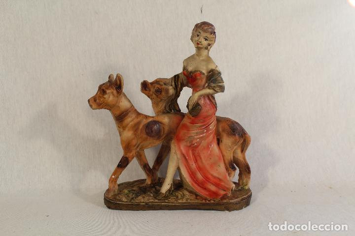 Antig&uuml;edades: figura dama con perros en yeso - Foto 1