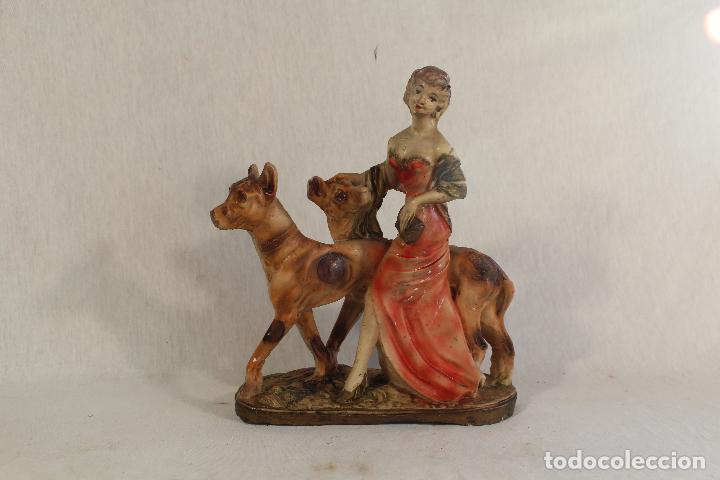 Antig&uuml;edades: figura dama con perros en yeso - Foto 2
