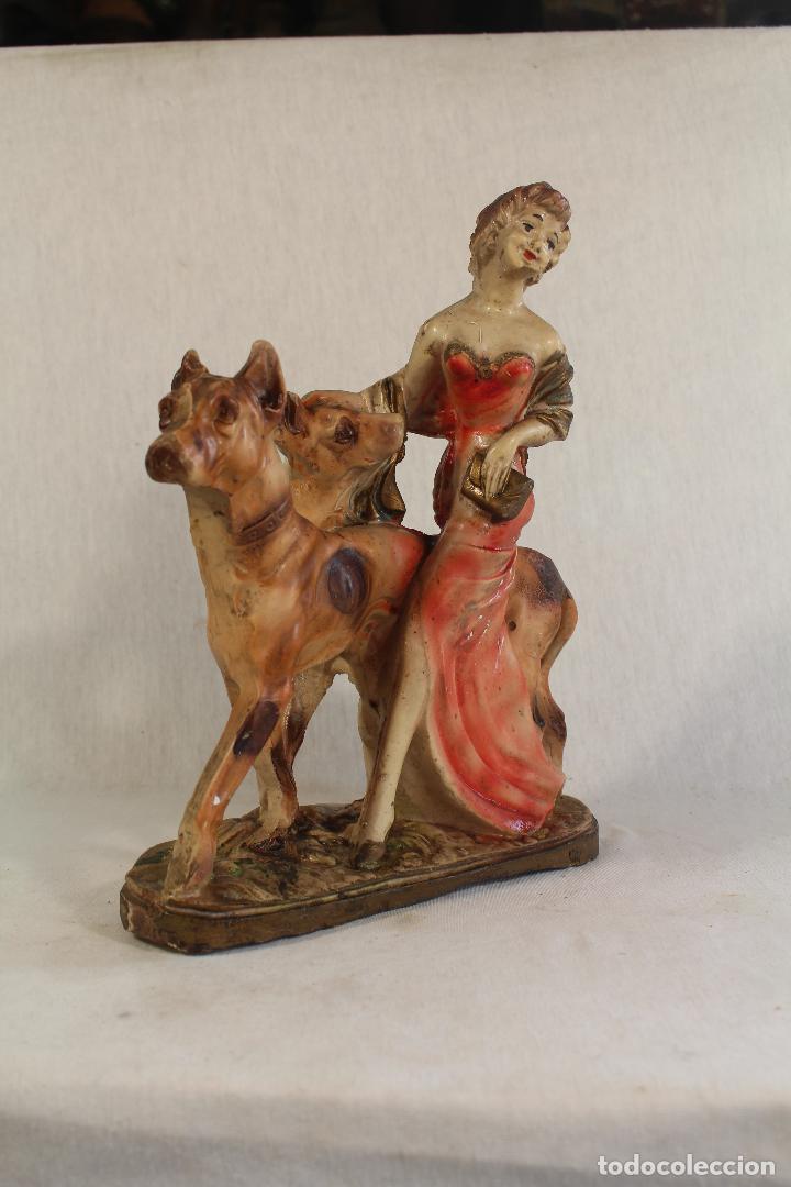 Antig&uuml;edades: figura dama con perros en yeso - Foto 3