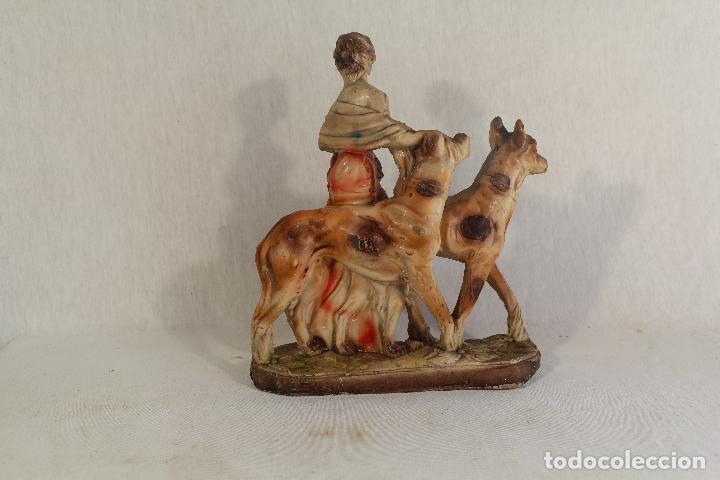 Antig&uuml;edades: figura dama con perros en yeso - Foto 5