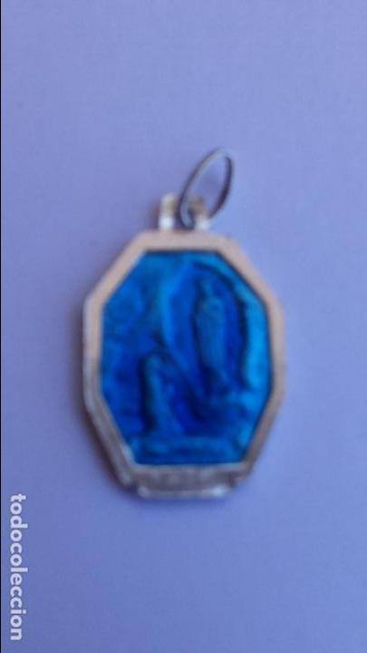 Antig&uuml;edades: Medalla virgen de lourdes de 2 x 1,2 cms - Foto 1