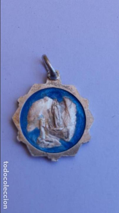 Antig&uuml;edades: Medalla virgen de lourdes de 2 x 1,3 cms - Foto 2