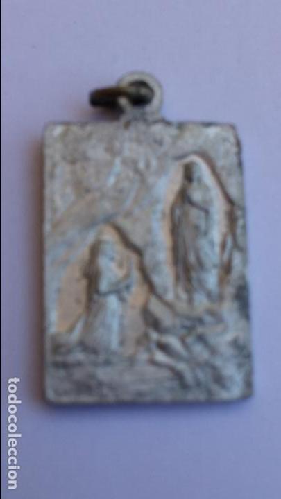 Antig&uuml;edades: Medalla de virgen de lourdes de 3 x 1,7 cms - Foto 2