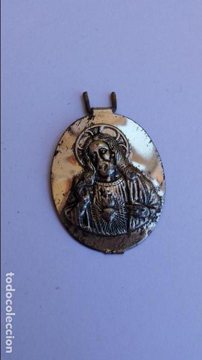 Antig&uuml;edades: Medalla del corazon de jesus de 2,7 x 2 cms - Foto 1