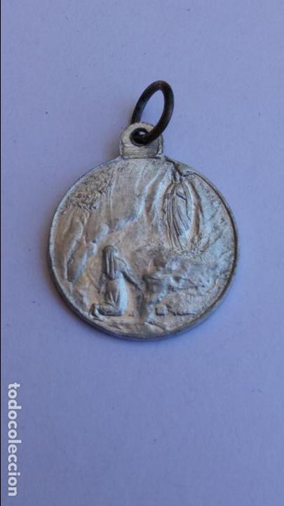 Antig&uuml;edades: Medalla de virgen de lourdes de 2 cms de diametro - Foto 2
