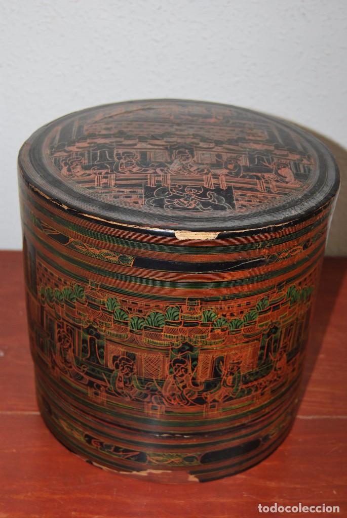 Antiquit&eacute;s: CAJA DE MADERA LACADA PARA HOJAS DE BETEL - BIRMANIA - PINTADA A MANO - DECORACI&Oacute;N INCISA - C.1900
