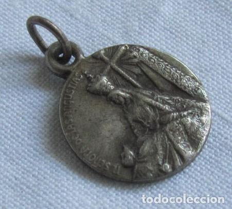 Antig&uuml;edades: Medalla Virgen de las Angustias - Foto 2
