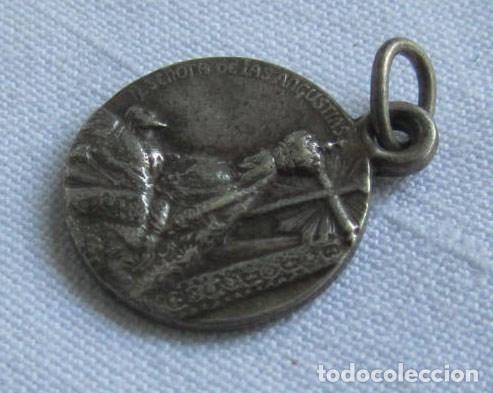 Antig&uuml;edades: Medalla Virgen de las Angustias - Foto 3