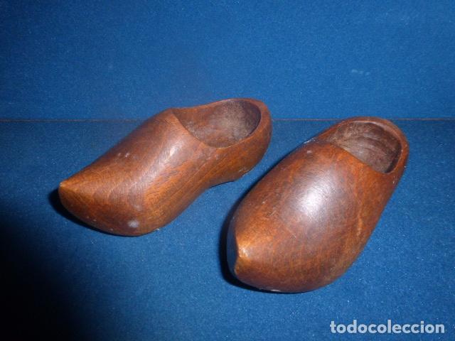 Oggetti Antichi: ANTIGUO PAR DE ZUECOS DE MADERA PARA NI&Ntilde;OS.