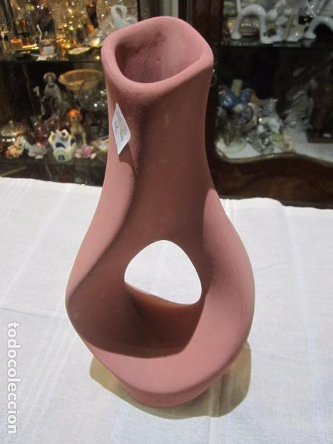 Antig&uuml;edades: Jarr&oacute;n de barro. 28 cms., altura. - Foto 1