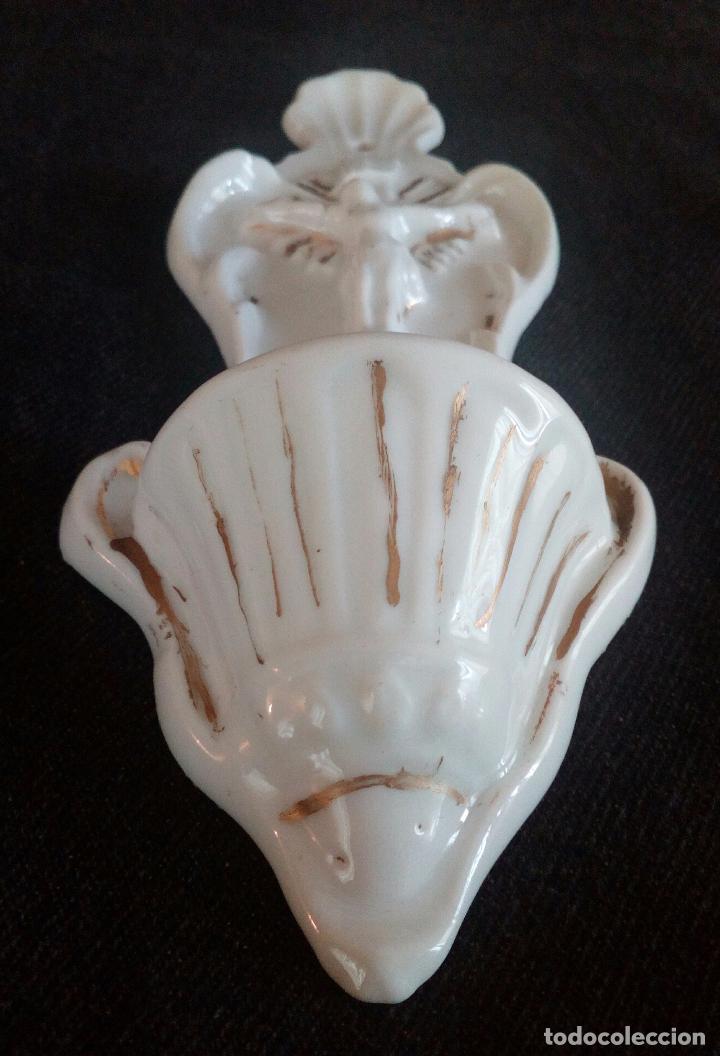 Antig&uuml;edades: ANTIGUA BENDITERA DE PORCELANA. - Foto 2