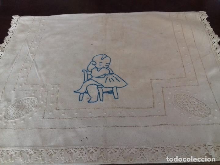 Antiquit&auml;ten: MUY ANTIGUA BOLSA DE HILO PARA GUARDAR CAMISONES DE NI&Ntilde;A, BORDADA A MANO CON VAINICA Y ENCAJE DE BOL