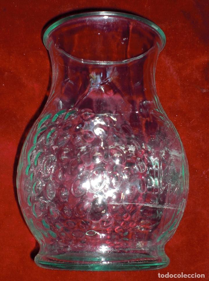 Antig&uuml;edades: Antiguo jarron de cristal uvas y parras - Foto 1