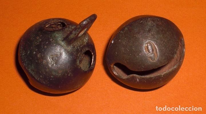 Antig&uuml;edades: Dos antiguos cascabeles 6 y 4 bronce - Foto 1
