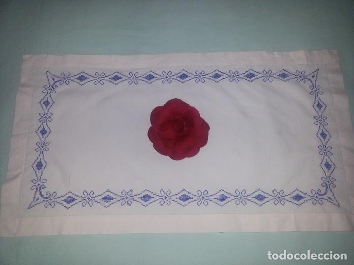Antig&uuml;edades: TAPETE BLANCO Y AZUL-HECHO A MANO-ALGOD&Oacute;N - Foto 1