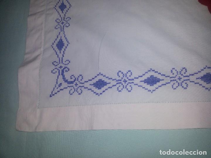 Antig&uuml;edades: TAPETE BLANCO Y AZUL-HECHO A MANO-ALGOD&Oacute;N - Foto 2