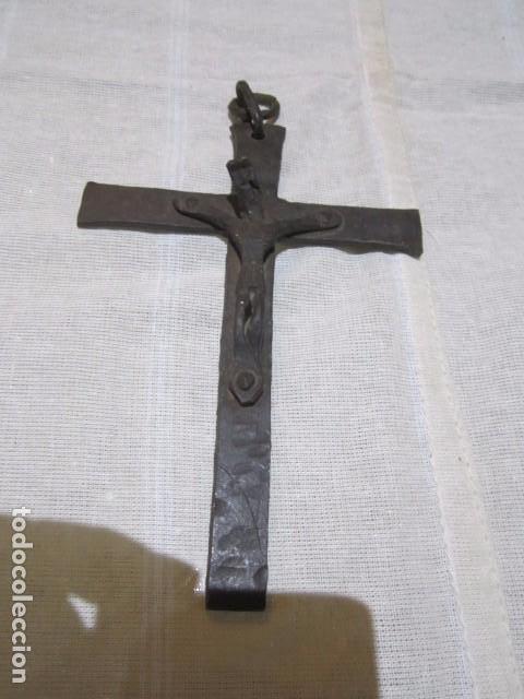 Antig&uuml;edades: Crucifijo de hierro. 11 x 16 cms. - Foto 1