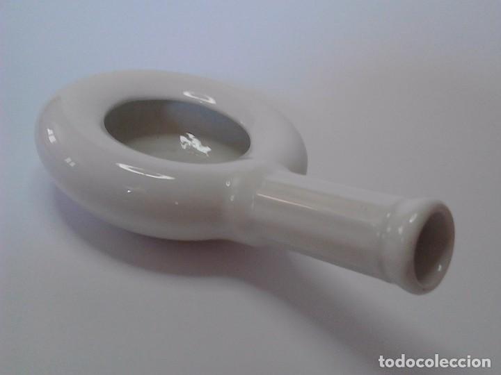 Oggetti Antichi: Bacinilla de porcelana. Principios de siglo XX. Sello IT SANTANDER. 22 x 14 x 9 cm.