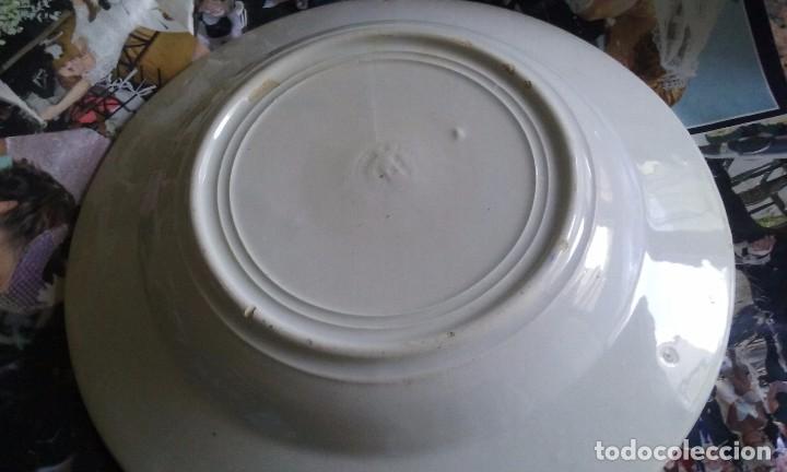 Antig&uuml;edades: plato de porcelana con figuras - Foto 3