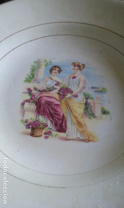 Antig&uuml;edades: plato de porcelana con figuras - Foto 1