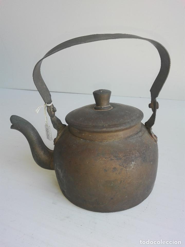 Antiquit&eacute;s: CAFETERA DE METAL DE ORIGEN ORIENTAL