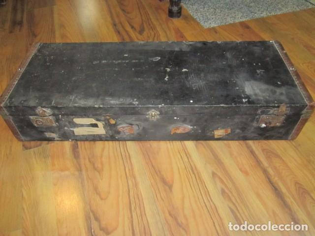 Antig&uuml;edades: Antigua maleta o ba&uacute;l de viaje. 101 x 38 x 18 cms. altura.