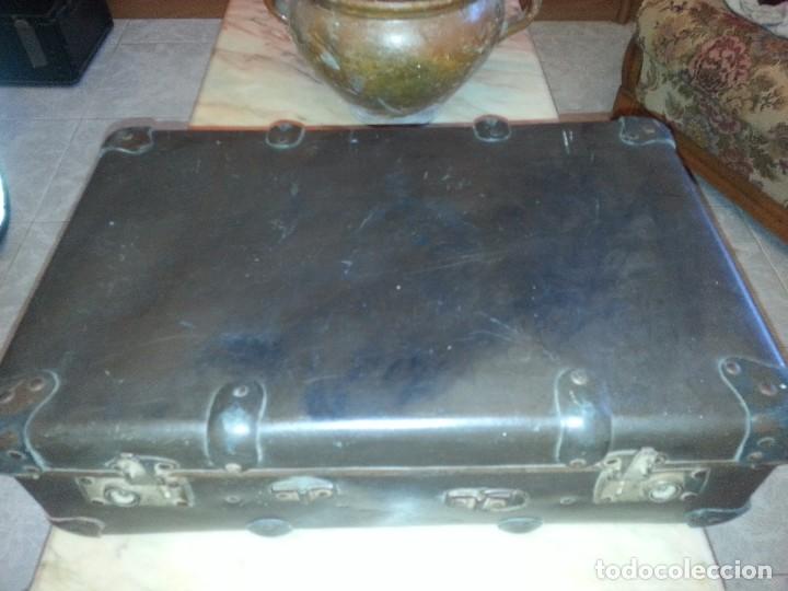 Antig&uuml;edades: maleta 50x32 cm. Firmada. - Foto 1