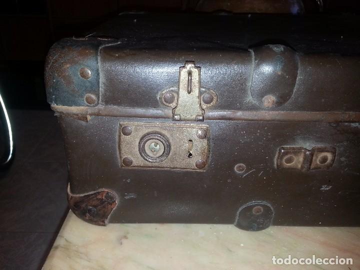 Antig&uuml;edades: maleta 50x32 cm. Firmada. - Foto 2