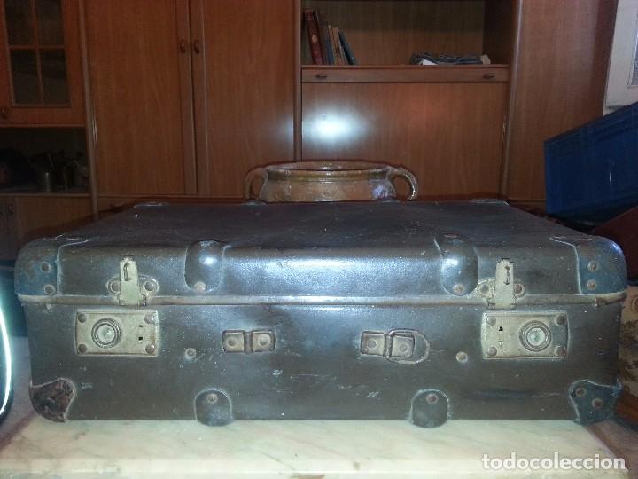 Antig&uuml;edades: maleta 50x32 cm. Firmada. - Foto 3